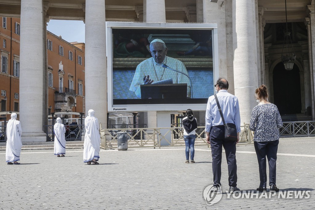 VATICAN POPE REGINA COELI PRAYER