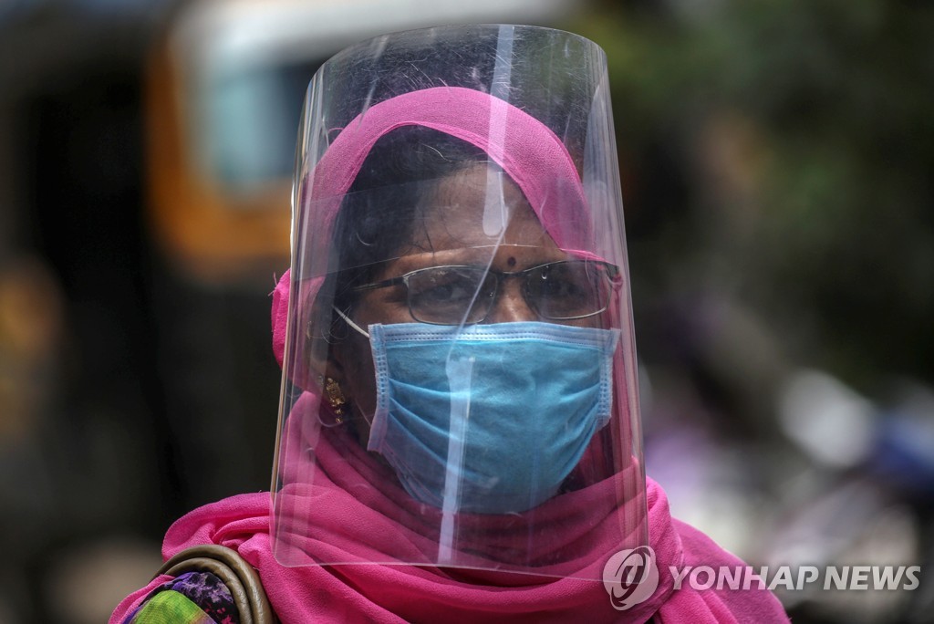 감염 예방을 위해 투명 커버를 착용한 인도 시민