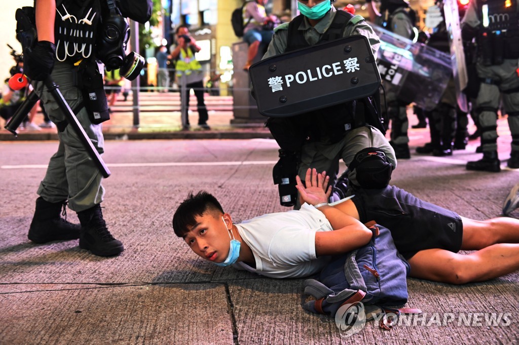 홍콩보안법으로 인해 체포되는 시민[EPA=연합뉴스 자료사진]