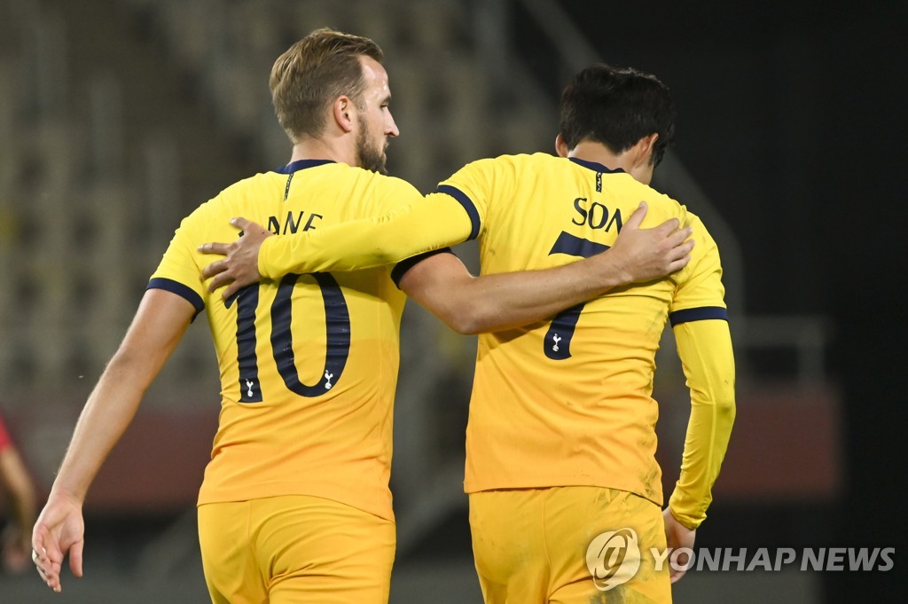 득점을 기뻐하는 손흥민과 기뻐하는 토트넘의 케인