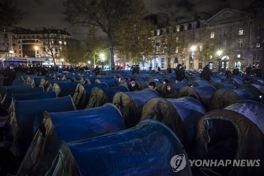 프랑스 파리 공화국광장의 난민ㆍ이주민 텐트촌