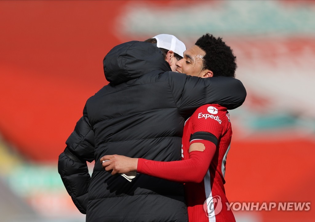 포옹하는 리버풀의 위르겐 클롭 감독과 트렌트 알렉산더 아널드