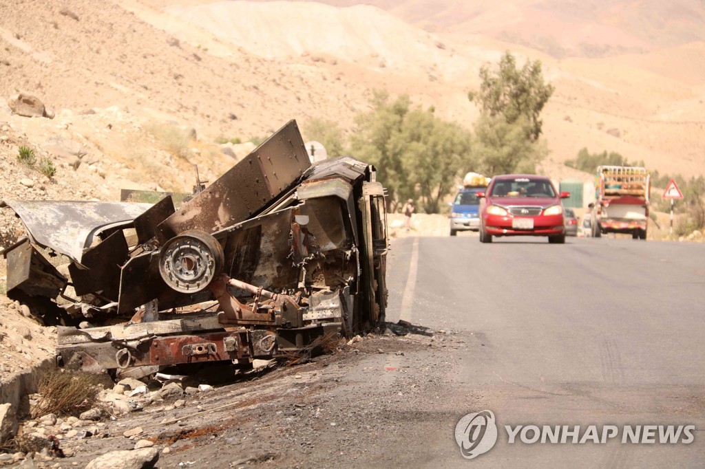 사진은 지난 8월 카불과 잘랄라바드를 잇는 도로에서 파괴된 아프간 정부군 차량의 모습. [EPA=연합뉴스 자료사진]