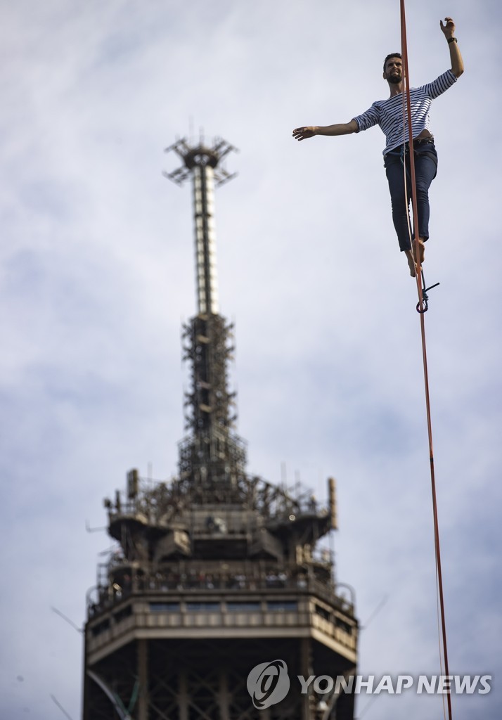 FRANCE EIFFEL TOWER SLACKLINE CROSSING