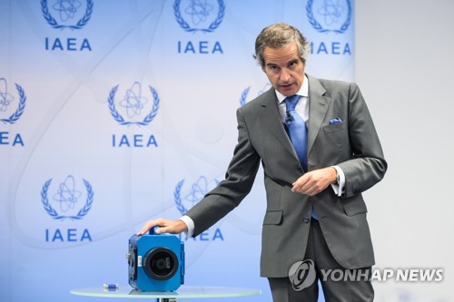 핵활동 감시 카메라 설명하는 IAEA 사무총장
