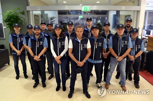 자포리자 원전으로 출발하기 직전의 라파엘 그로시 IAEA 사무총장과 직원들
