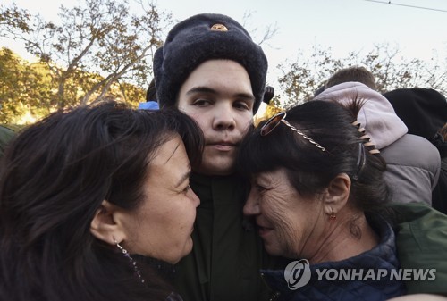 가족과 인사하는 러시아군 징집병