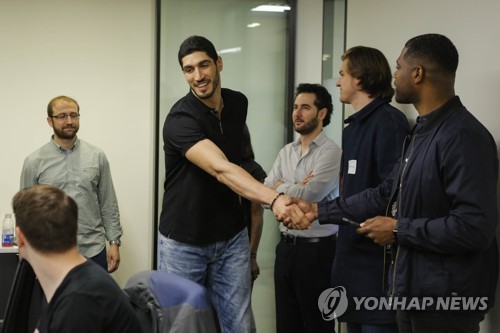 2017년 5월 루마니아에서 일시 구금된 후 풀려나 뉴욕에서 기자회견을 하는 에네스 칸터