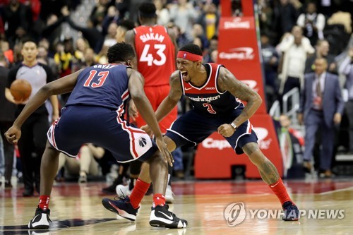동점 3점 슛을 넣은 뒤 환호하는 워싱턴의 빌(오른쪽)