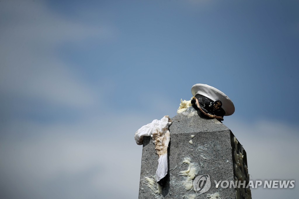 US-NAVAL-ACADEMY-FRESHMAN-CLIMB-GREASED-MONUMENT-IN-ANNUAL-RITE-