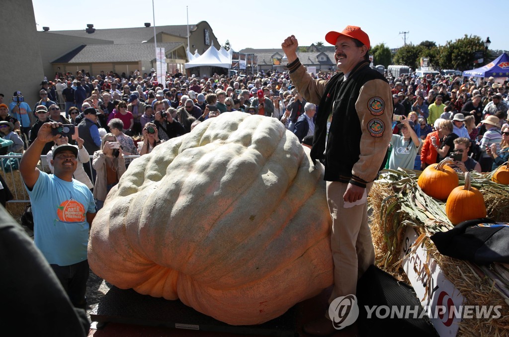 US-HALF-MOON-BAY'S-ANNUAL-PUMPKIN-WEIGH-OFF-DETERMINES-WORLD'S-B