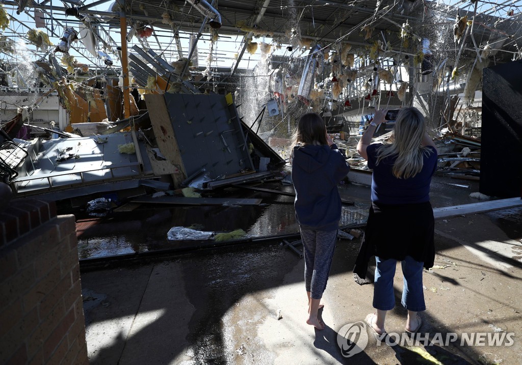 US-TORNADO-LEAVES-LEVELED-BUILDINGS-IN-ITS-WAKE-IN-NORTH-DALLAS
