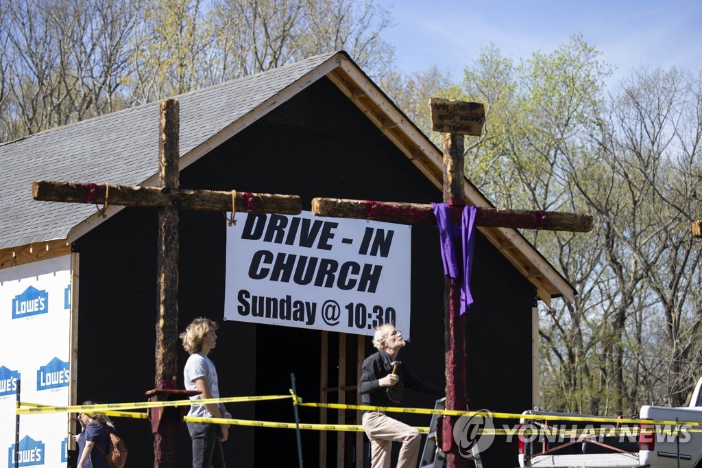 US-PASTOR-IN-TENNESSEE-OFFERS-DRIVE-IN-MASS
