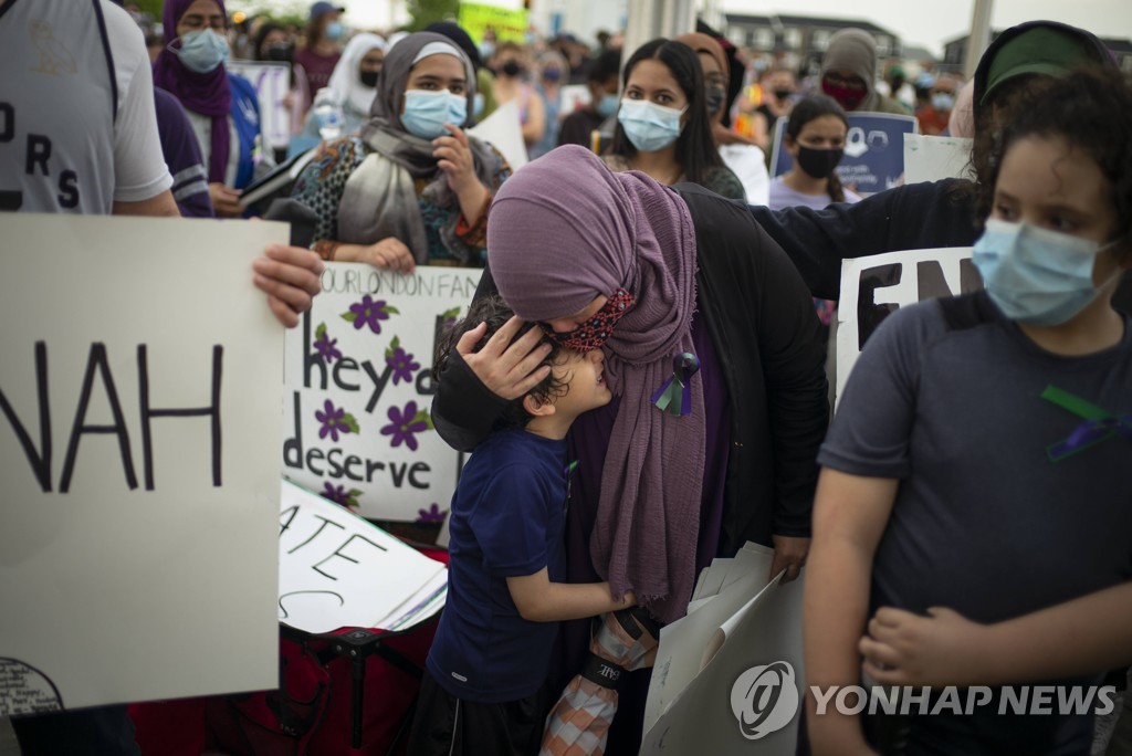 CANADA-MULTI-FAITH-'MARCH-TO-END-HATRED'-HELD-FOR-MUSLIM-FAMILY-
