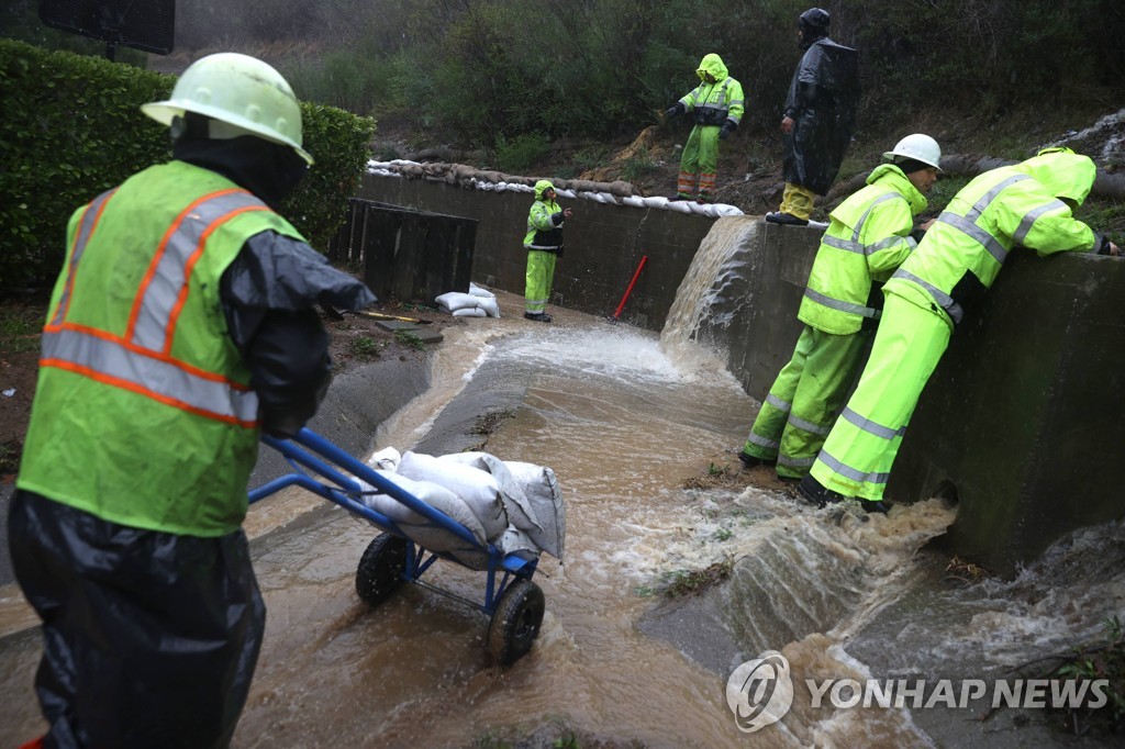 US-"BOMB-CYCLONE"-BRINGS-HEAVY-PRECIPITATION-TO-NORTHWEST-UNITED