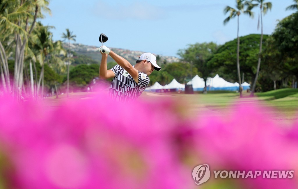 In this Getty Images photo, Kim Si-woo of South Korea tees off on the 10th hole during the final round of the Sony Open in Hawaii at Waialae Country Club in Honolulu, Hawaii, on Jan. 15, 2023. (Yonhap)