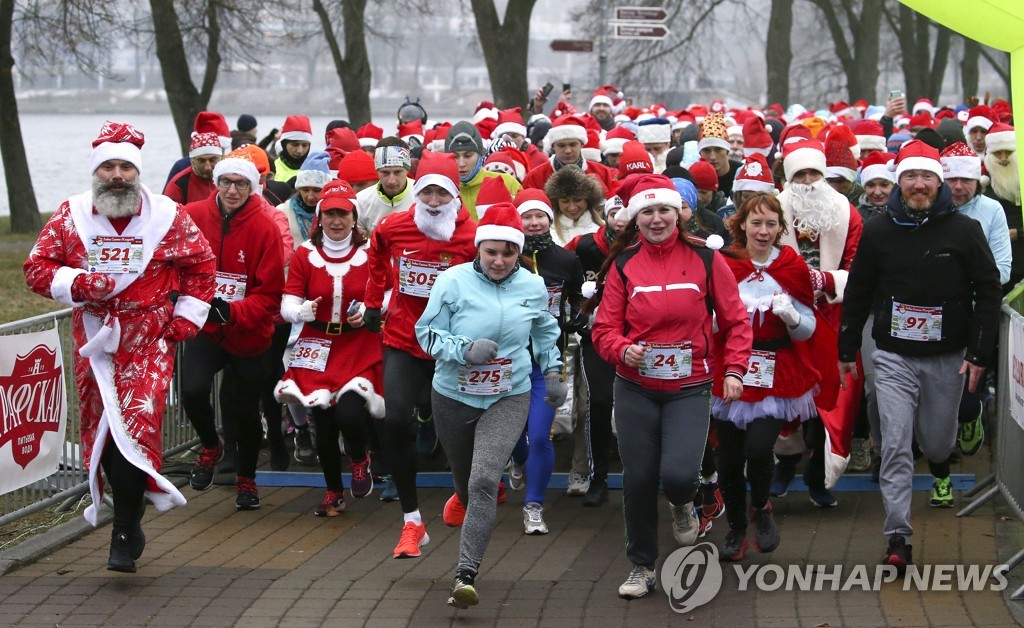 '달려라 산타'…벨라루스 크리스마스 맞이 '산타 런' 대회