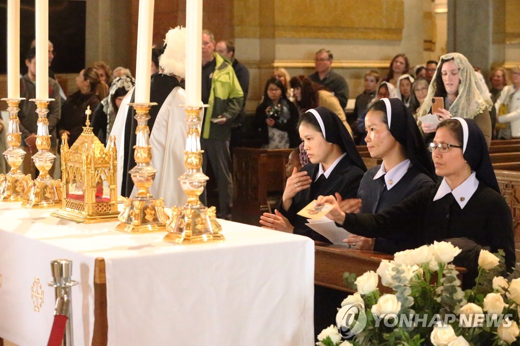 기도하는 수녀들