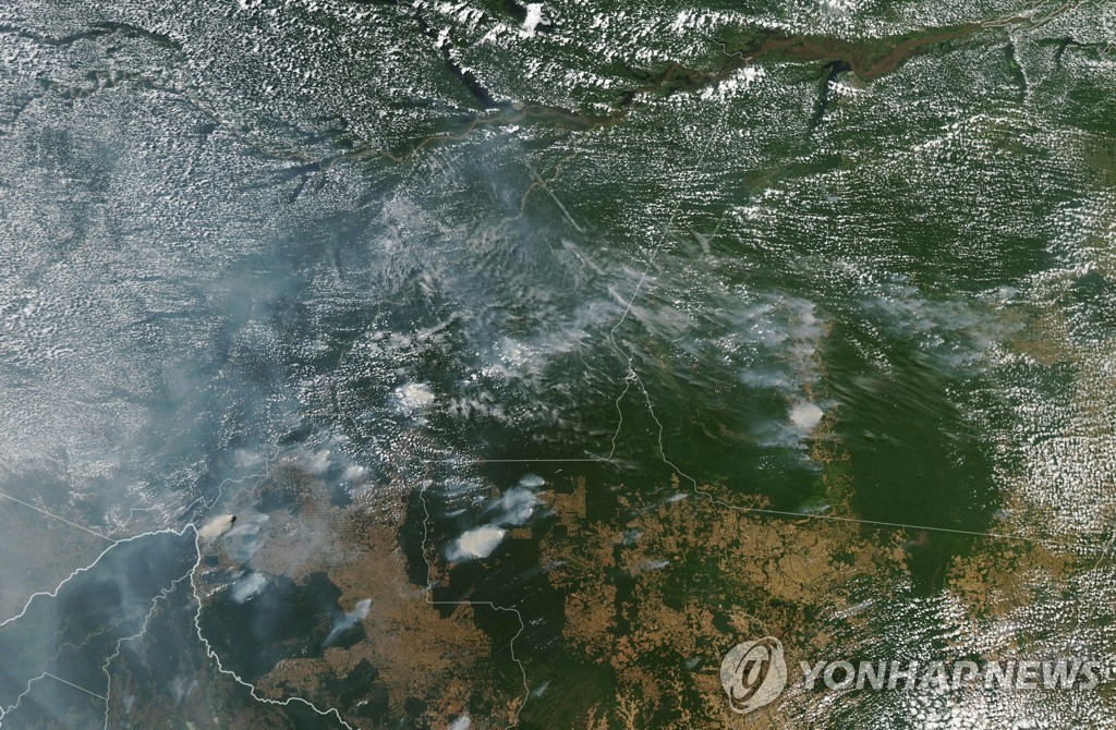 아마존 밀림 대기 덮은 산불 연기