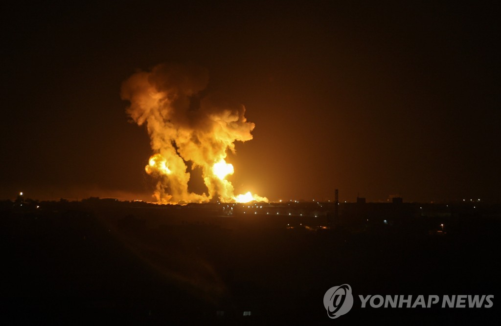 23일(현지시간) 이스라엘의 팔레스타인 가자지구 공습