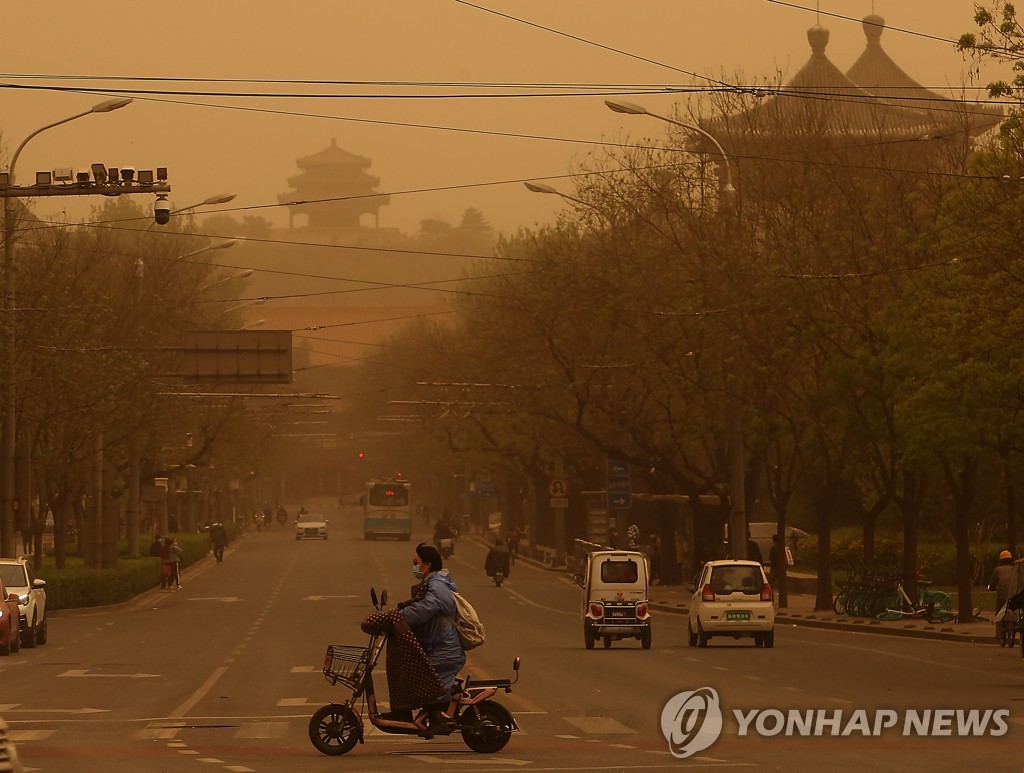 ′주황색 하늘′…중국 강풍 동반한 황사 강타