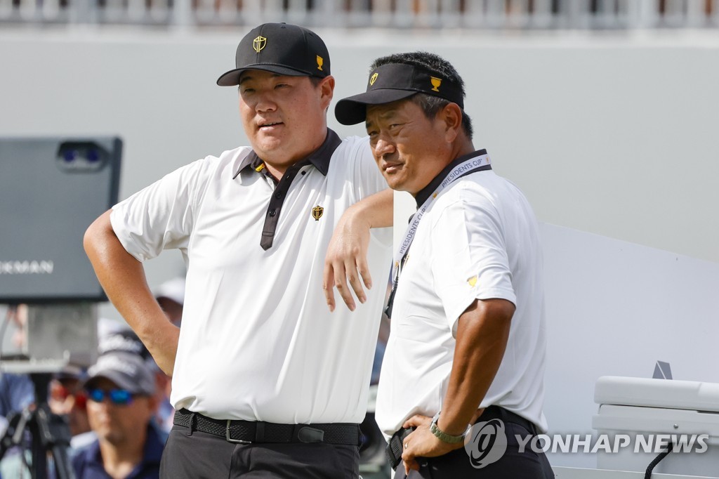 In this UPI photo, Im Sung-jae (L), a South Korean member of the International Team, stands alongside Choi Kyoung-ju, a South Korean assistant captain, during the Presidents Cup at Quail Hollow Club in Charlotte, North Carolina, on Sept. 22, 2022. (Yonhap)