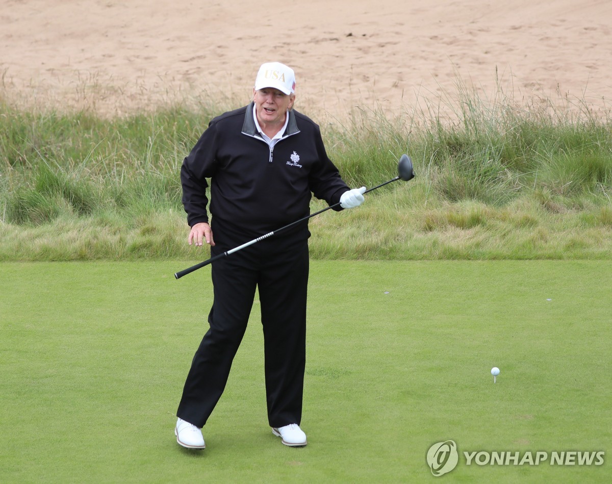 Tổng thống Donald Trump chơi golf