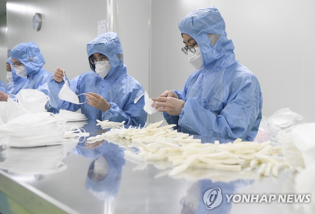 17일 중국 충칭의 공장에서 노동자들이 마스크를 생산하고 있다. [신화=연합뉴스]