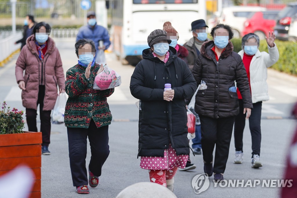 23일 우한에서 코로나19 완치 후 퇴원하는 환자들 [신화=연합뉴스 자료사진]