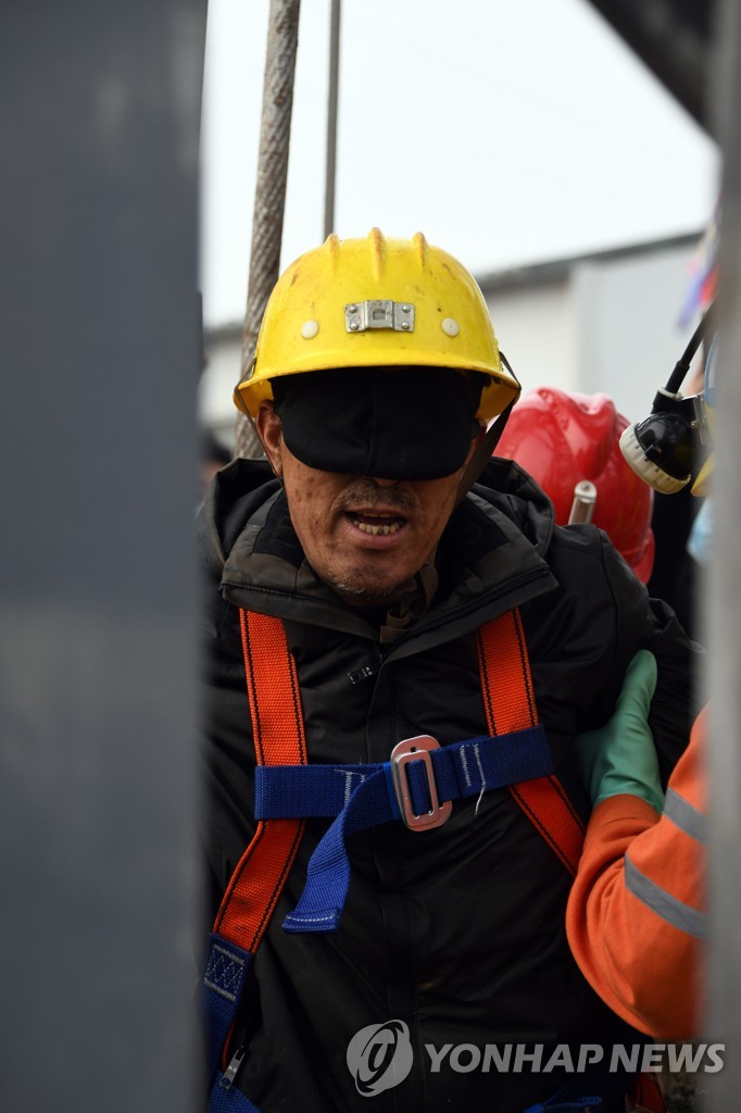 (SPOT NEWS)CHINA-SHANDONG-QIXIA-GOLD MINE-RESCUE (CN)