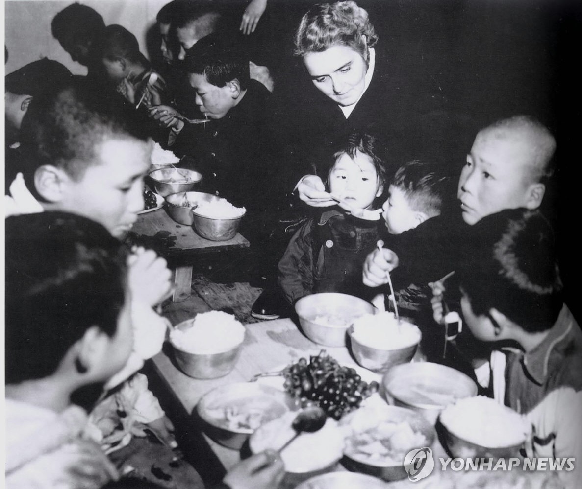 1950년대 고아원 방문한 이승만 대통령 부인 프란체스카 여사