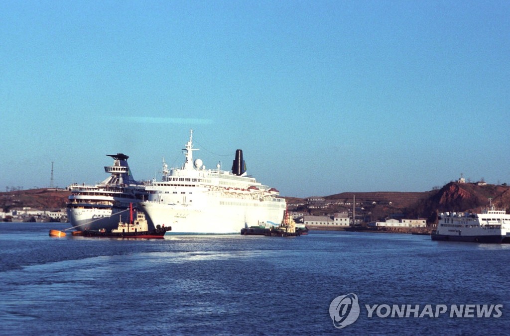 장전항에 떠있는 금강호, 봉래호