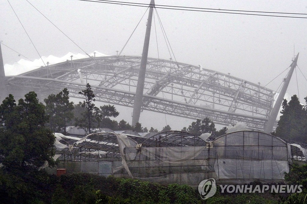 태풍에 찢긴 제주월드컵경기장 지붕