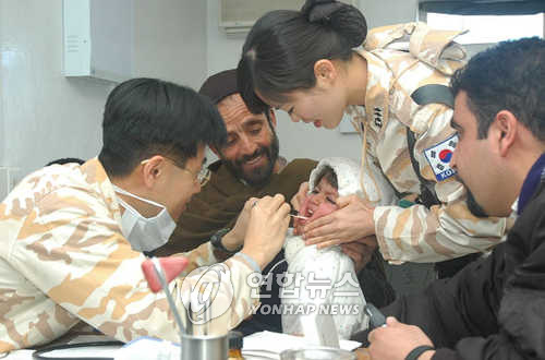 아프간 환자 진료하는 동의부대(2005년 자료사진)