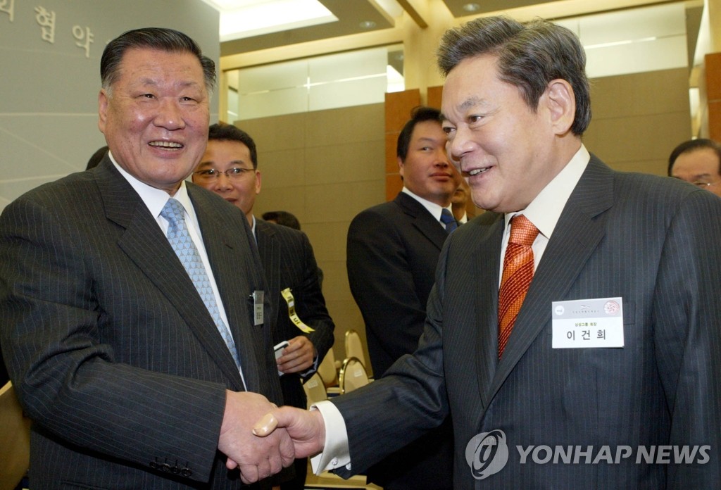 악수하는 이건희·정몽구 회장