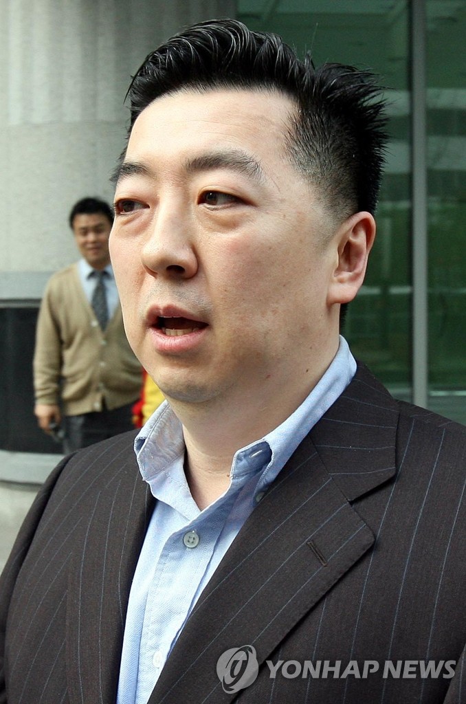 2008년 서울 역삼동 이명박 특검 사무실에서 김경준씨가 특검조사를 받고 사무실을 떠나고 있다. (연합뉴스 자료사진)