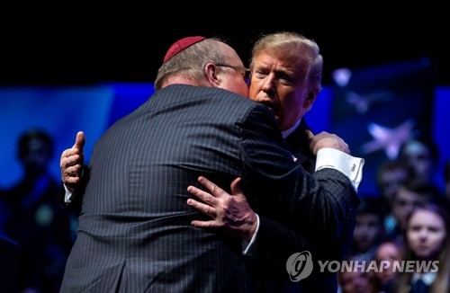 인디애나 주 행사에서 유대교 랍비와 포옹하는 트럼프 미 대통령