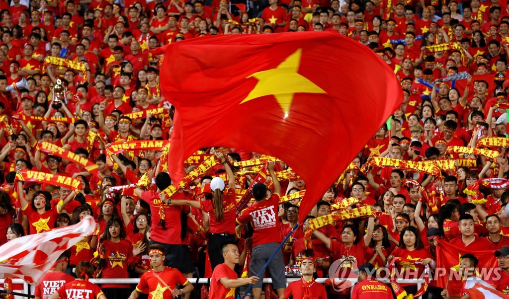 베트남은 6일 베트남 하노이 미딘 국립 경기장에서 열린 2018 스즈키컵 준결승 2차전 홈 경기에서 필리핀을 2-1로 꺾었다. 사진은 기뻐하는 베트남 관중들의 모습. [로이터=연합뉴스]
