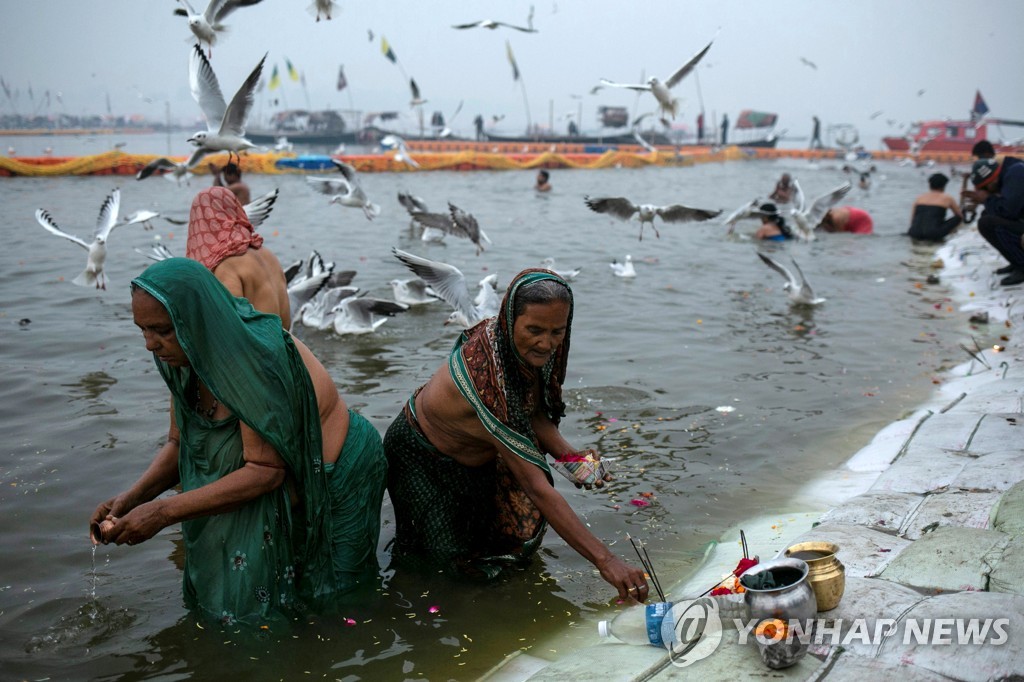 2019년 1월 13일 인도 북부 프라야그라지에서 힌두 축제 '쿰브멜라' 개막을 앞두고 순례자들이 갠지스 강과 야무나 강, 사라스와티 강이 합류하는 지점에서 강물에 들어가 기도를 올리고 있다. [로이터=연합뉴스]