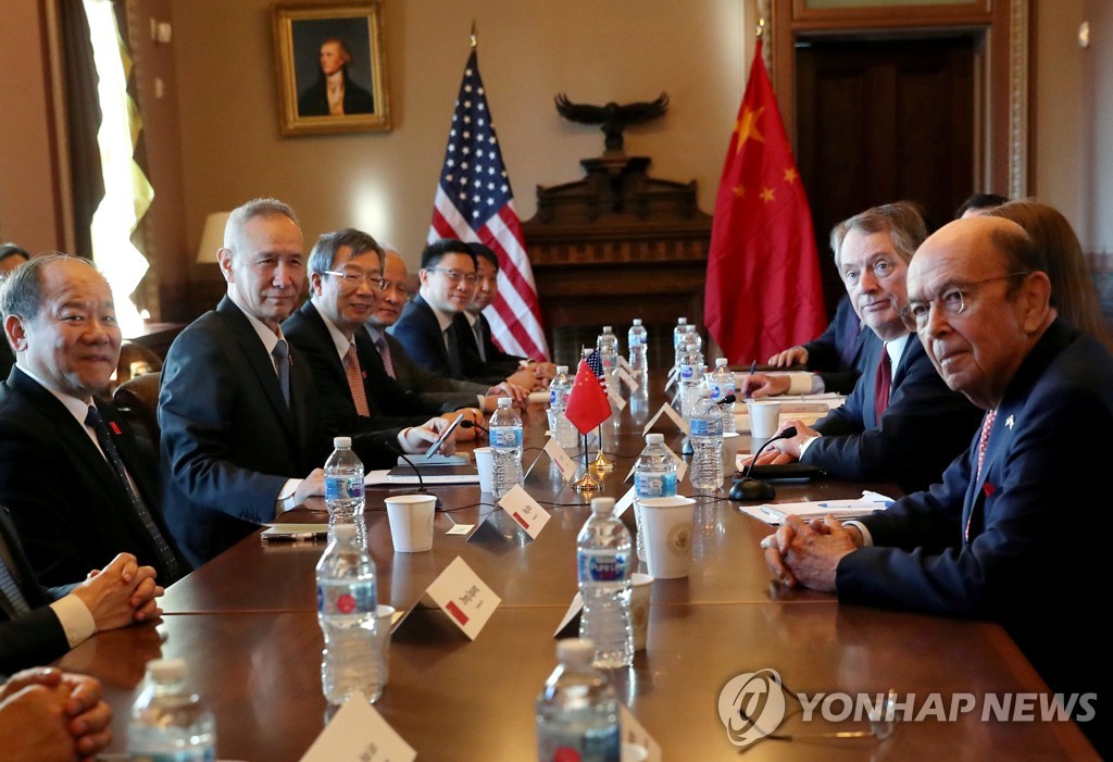 류허 중국 부총리(왼쪽에서 두번째)가 지난달 30일 백악관에서 미국 대표단과 만나는 모습 [로이터=연합뉴스]