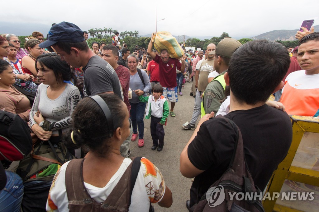 콜롬비아로 가자…베네수엘라를 떠나는 어린이와 가족들