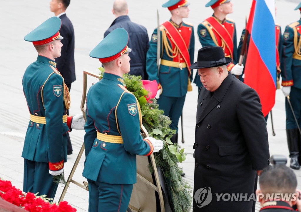 NORTHKOREA-RUSSIA/KIM-FLOWERS