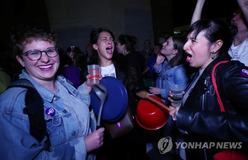 14일 오전 스위스 로잔의 거리에 나와 요리도구를 두들기며 여성시위의 시작을 기념하는 여성들