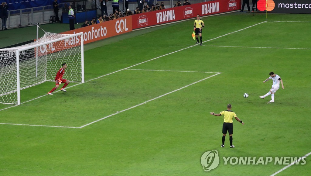 페널티킥을 시도하고 있는 아르헨티나의 리오넬 메시.