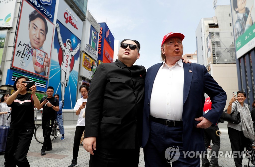 ′가짜′ 김정은과 트럼프…G20맞아 日 오사카에 등장한 '짝퉁'