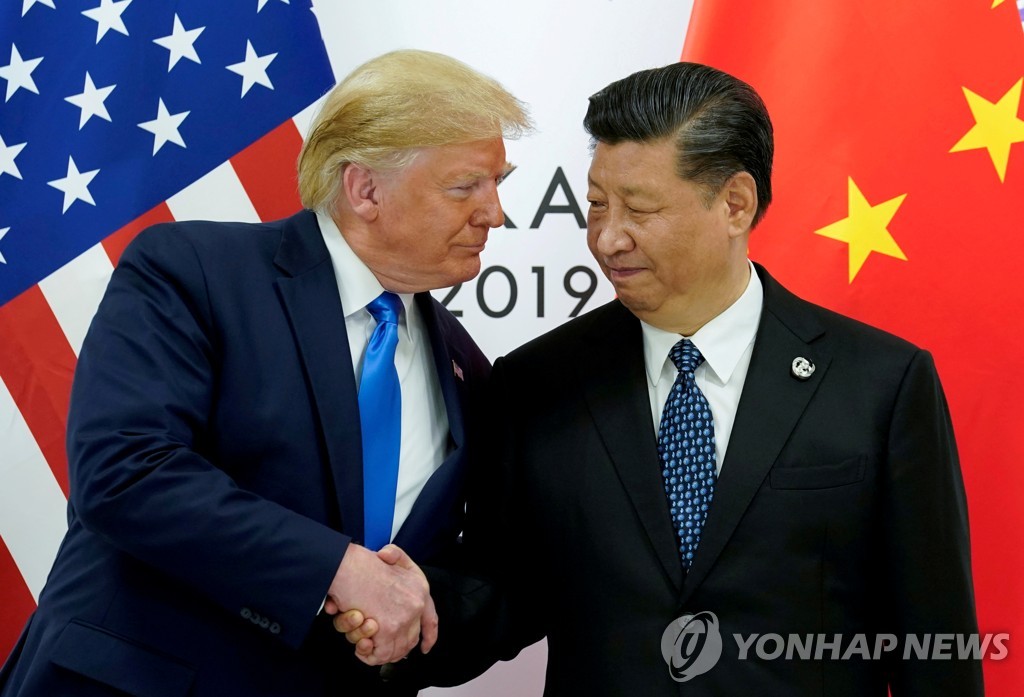 지난 6월 29일 도널드 트럼프 미국 대통령(왼쪽)과 시진핑 중국 국가주석(오른쪽)이 일본 오사카에서 양자회담을 위해 만나 악수하고 있다.
