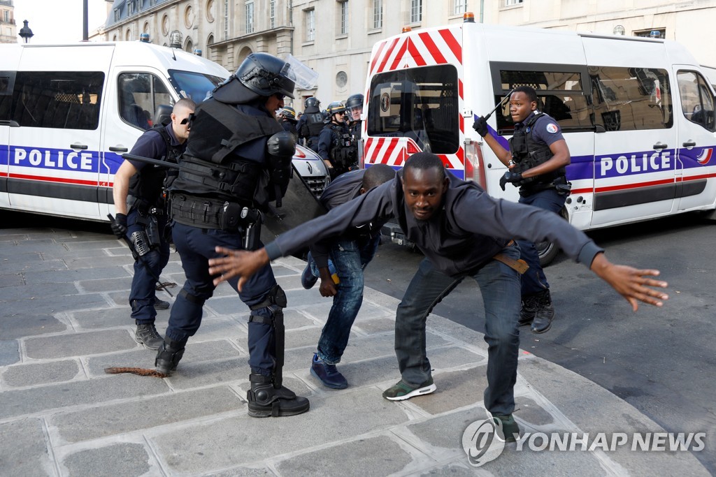 경찰이 팡테옹을 점거한 시위대를 진압하고 있다. [로이터=연합뉴스]