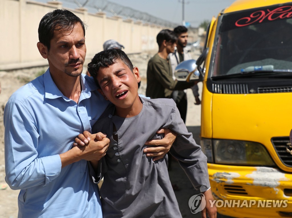 2019년 8월 18일 이슬람국가(IS) 추종세력의 소행으로 보이는 자살폭탄 테러가 발생해 240여명의 사상자가 난 아프가니스탄 카불에서 형제를 잃은 소년이 장례식에서 오열하는 모습. [로이터=연합뉴스]