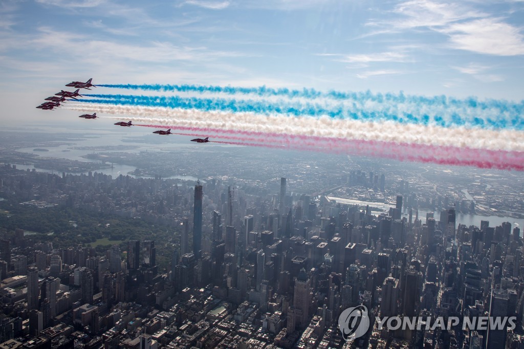 ′뉴욕 상공 퍼레이드′…영국 공군 비행팀 ′레드 애로우′ 