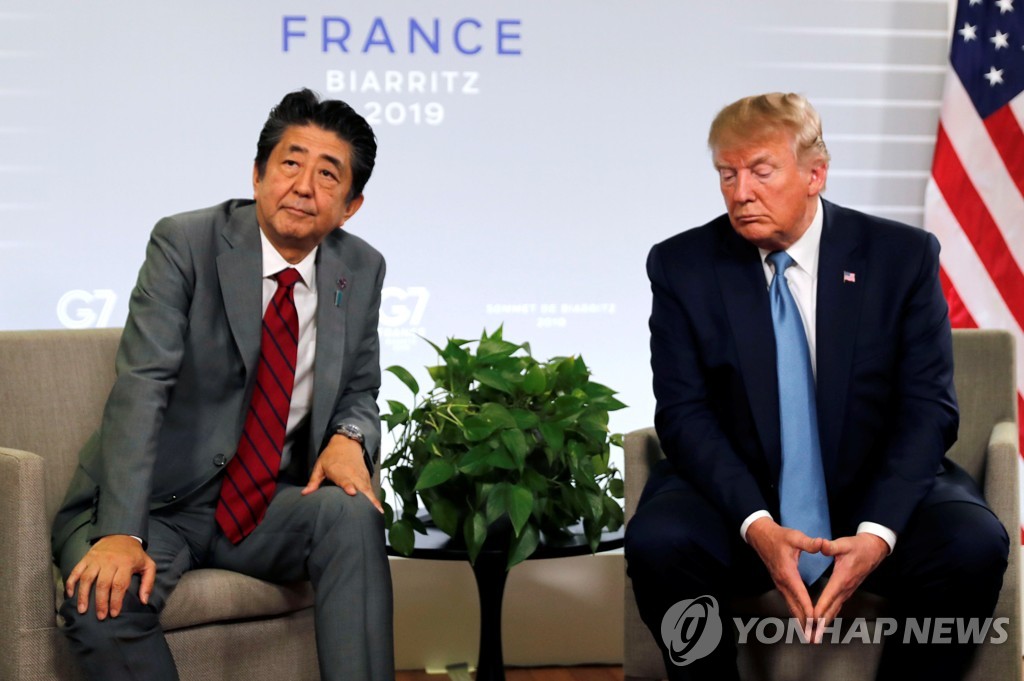 프랑스 비아리츠 G7 정상회담에 참석한 도널드 트럼프 미국 대통령(오른쪽)과 아베 신조 일본 총리가 단독 정상회담 자리에서 각자 다른 곳을 바라보고 있다. [로이터=연합뉴스]